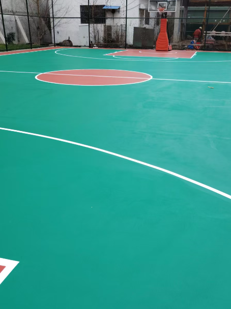 巴马 球场长期使用易出现地面开裂
